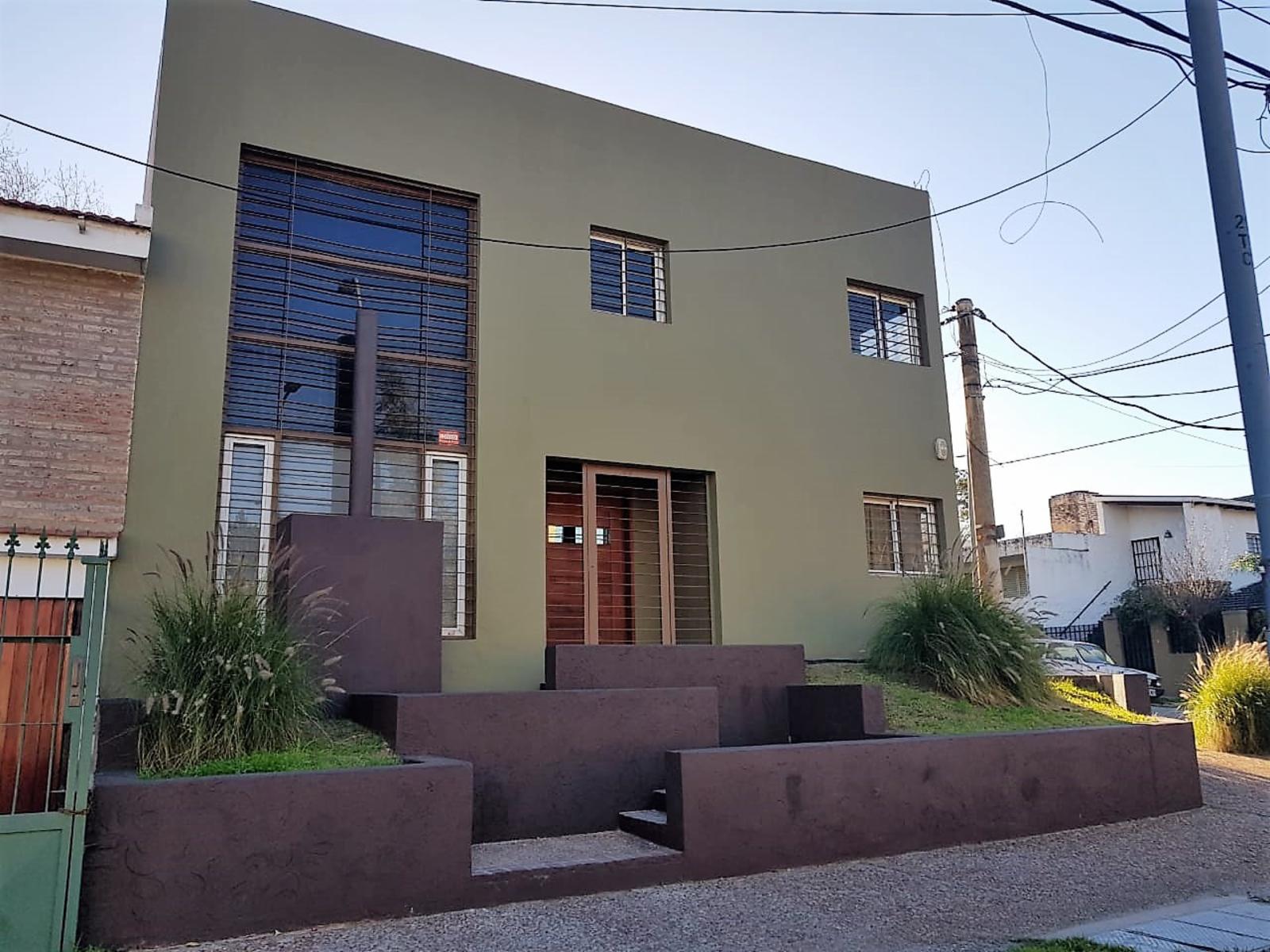 CASA DE 3/4 DORMITORIOS EN QUEBRADA DE LAS ROSAS, SOBRE CALLE CHAMCAY, ESCRITURA Y POSESIÓN INMEDIATA.