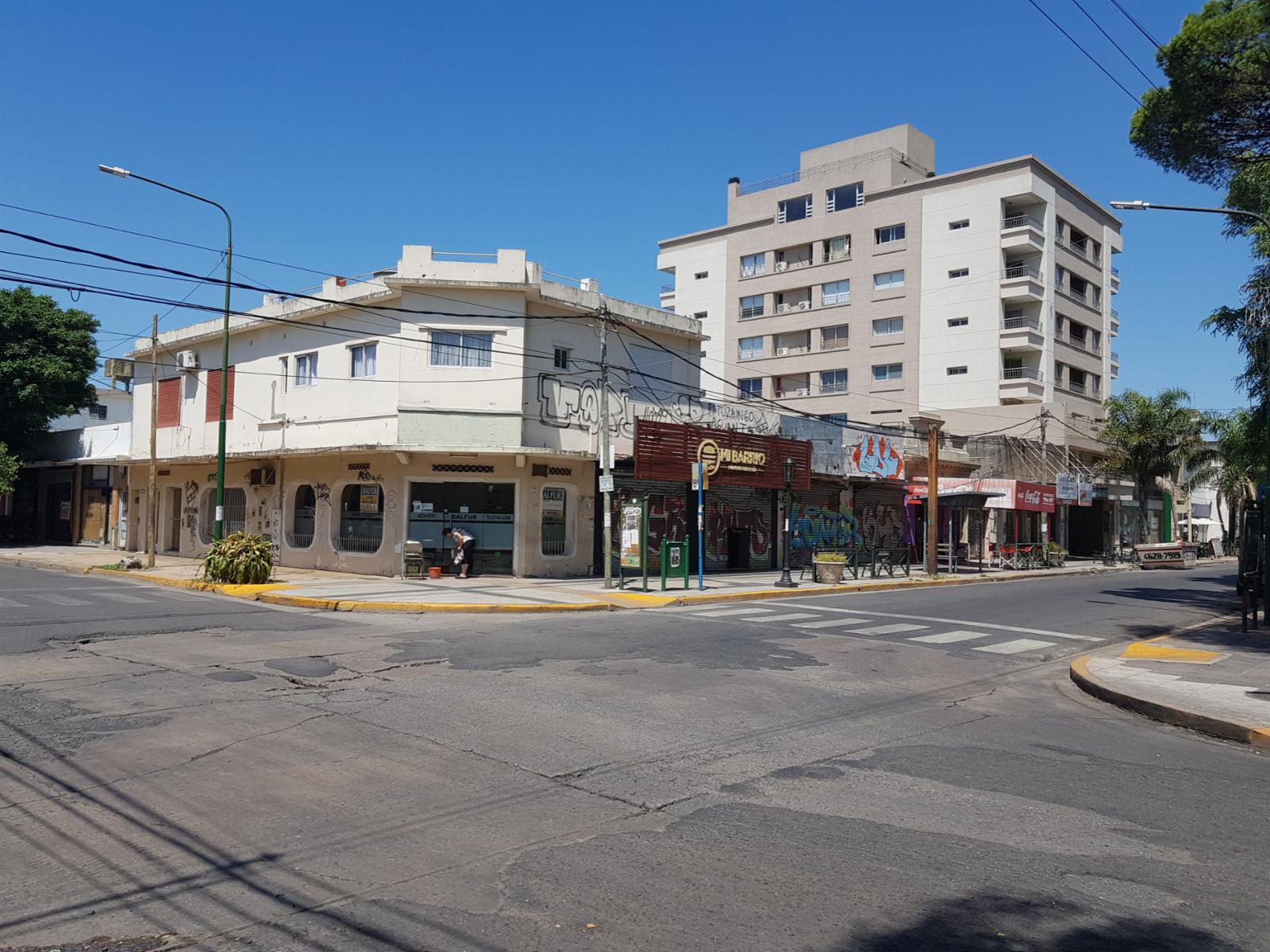 Ituzaingo sur LOCAL COMERCIAL Frente Plaza  4 x 17 con vidrieras. Garantias ..Propietarias..