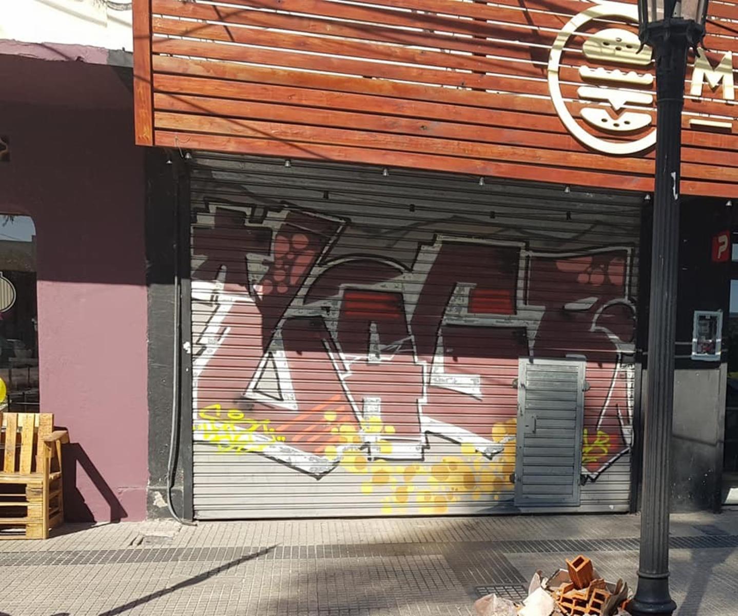 Ituzaingo 2 Locales  8x17 con patio y 3 baños Fte.Plaza Estacion