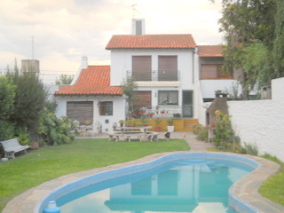 CASTELAR  NTE CHALET MEDITERRANEO  6 AMB.INST,. PQUE PERGOLA PILETA DEP.SERV.- COCHERA 2 AUTOS.