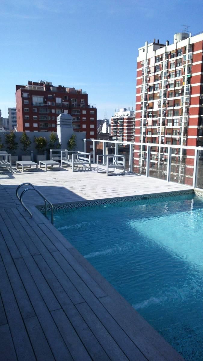 VENTA BELGRANO AMPLIO DOS AMBIENTES CON COCHERA Y BAULERA EXCELENTE UBICACION EDIFICIO CON PILETA Y SUM