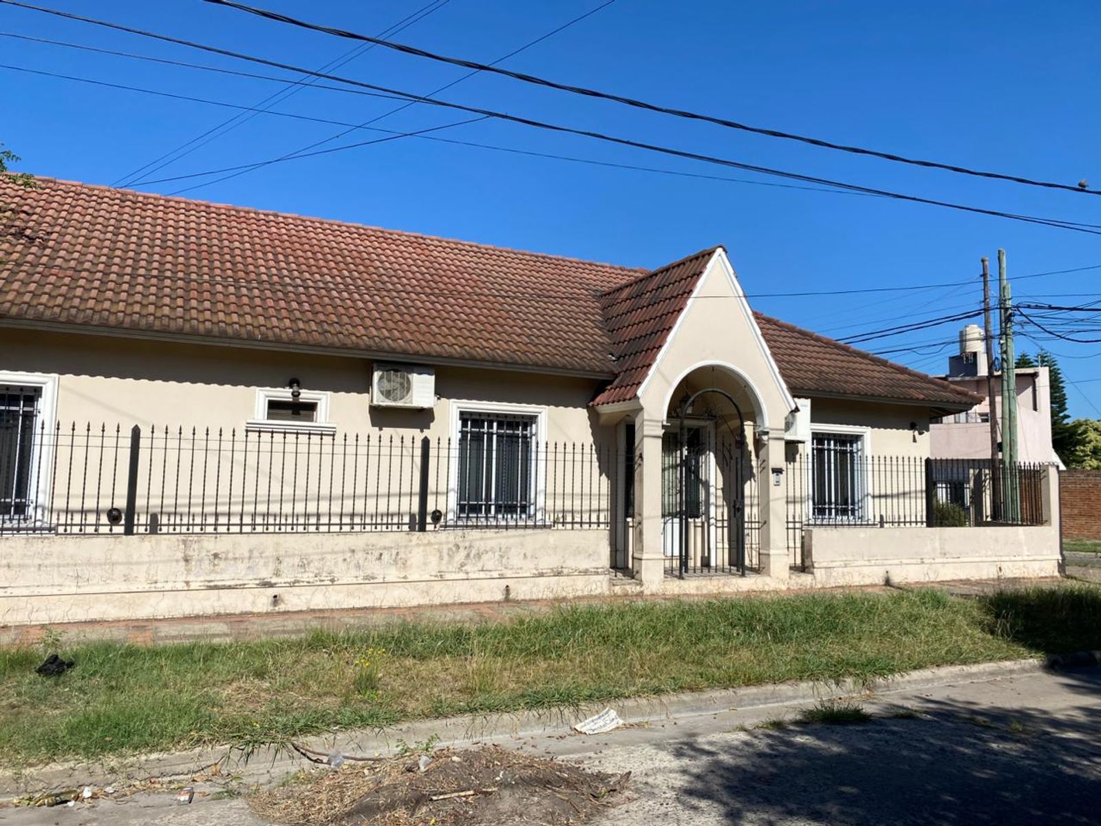 Chalet En Esquina 4 Ambientes Con Salida A 2 Calles....a 100 Mts. ParqueLineal Gaona