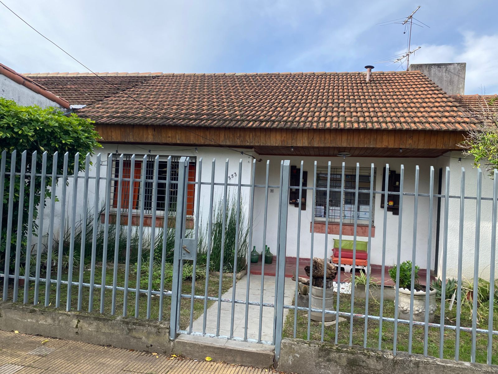 Chalet En Esquina 4 Ambientes Frente A Pza. Belgrano