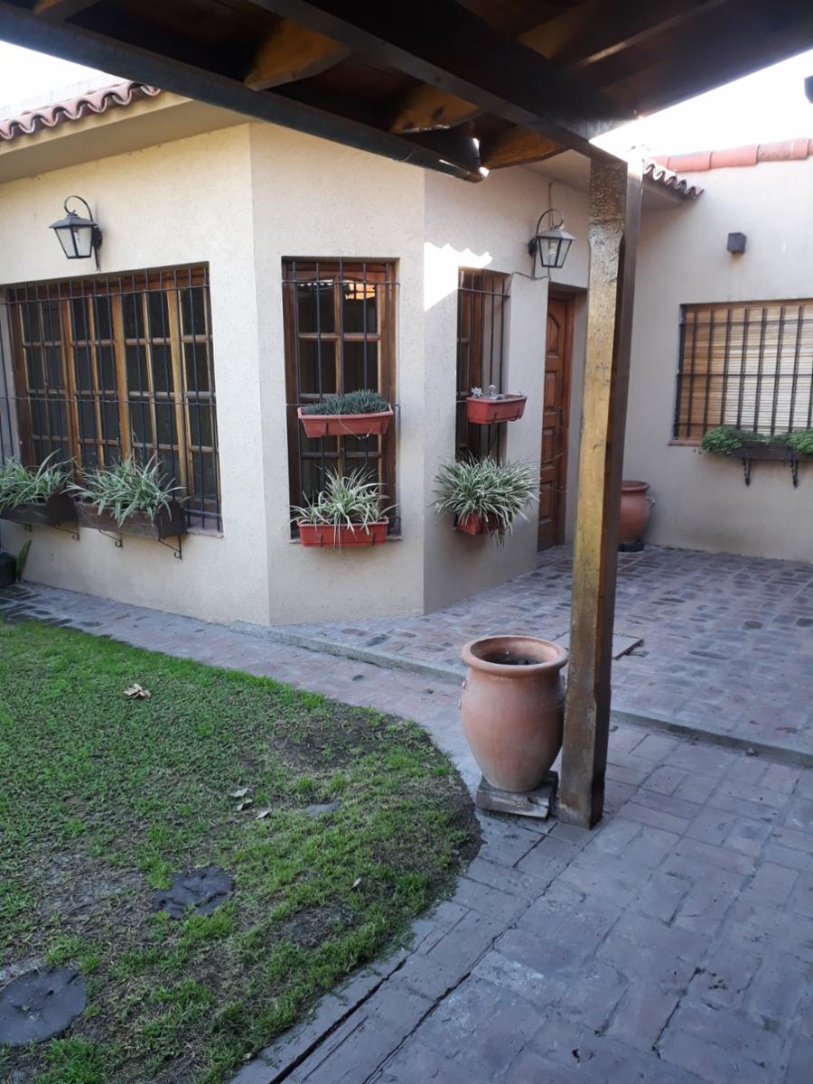 EXCELENTE CASA CON 2 DORMITORIOS