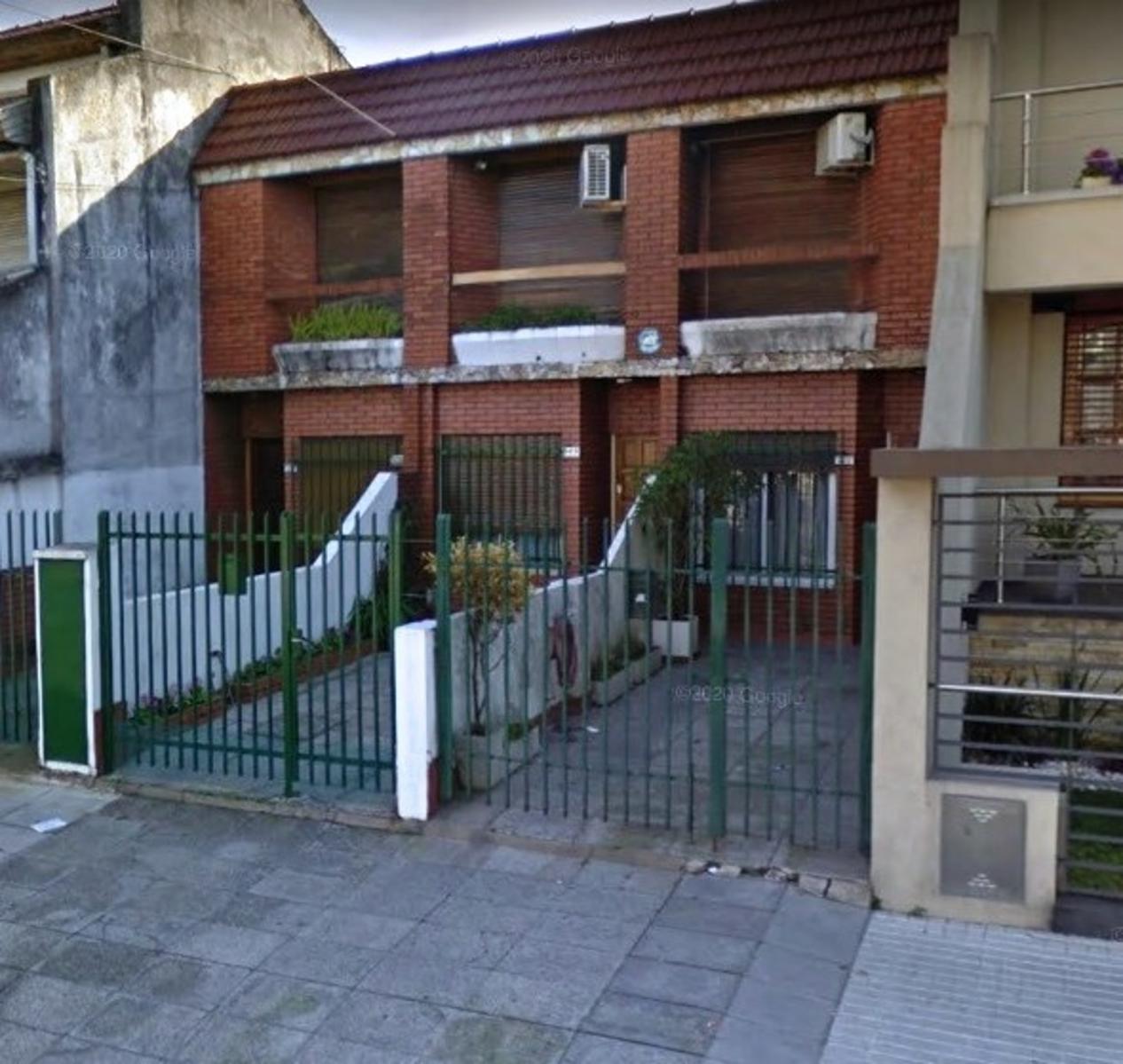 Duplex a refaccionar 4 ambientes y cochera Excelente ubicación