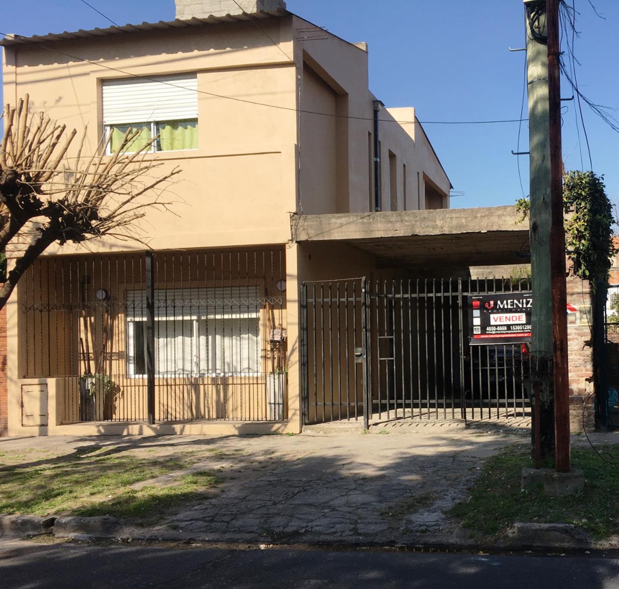 Gran casa sobre lote propio de 8.66 x 45, cochera 2 autos, pileta y quincho
