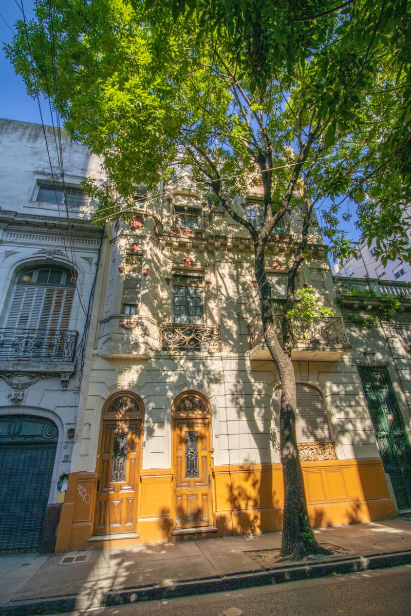 Amplia Casa de 3 Pisos - Doble Entrada - Pensión hotel familiar - Patiosy Terraza - 505m² - Congreso