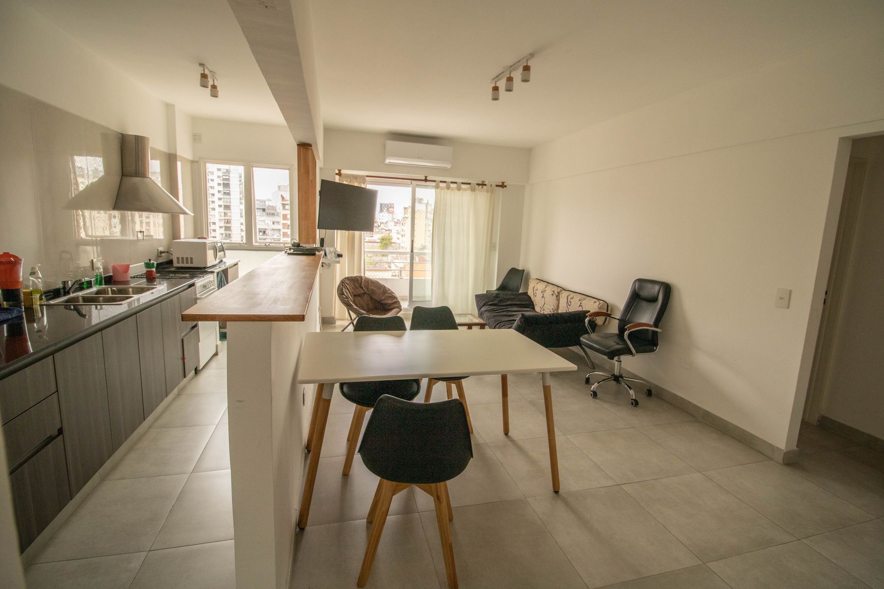 Departamento 2 ambientes con balcón - Luminoso - Reciclado a nuevo - San Telmo