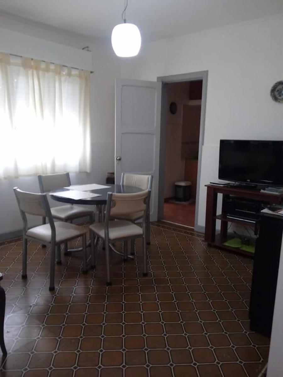 Casa en Chivilcoy, provincia de Buenos Aires. 2 dormitorios, cocina comedor, lavadero, patio chico y terraza.