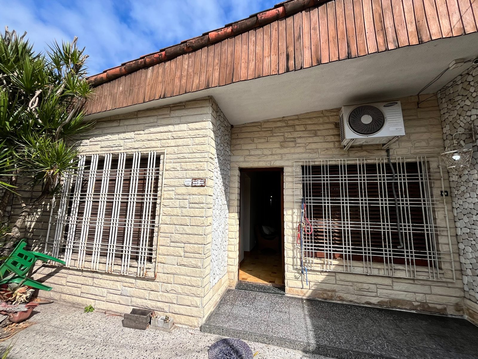 CASA 4 AMBIENTES CON COCHERA Y PATIO