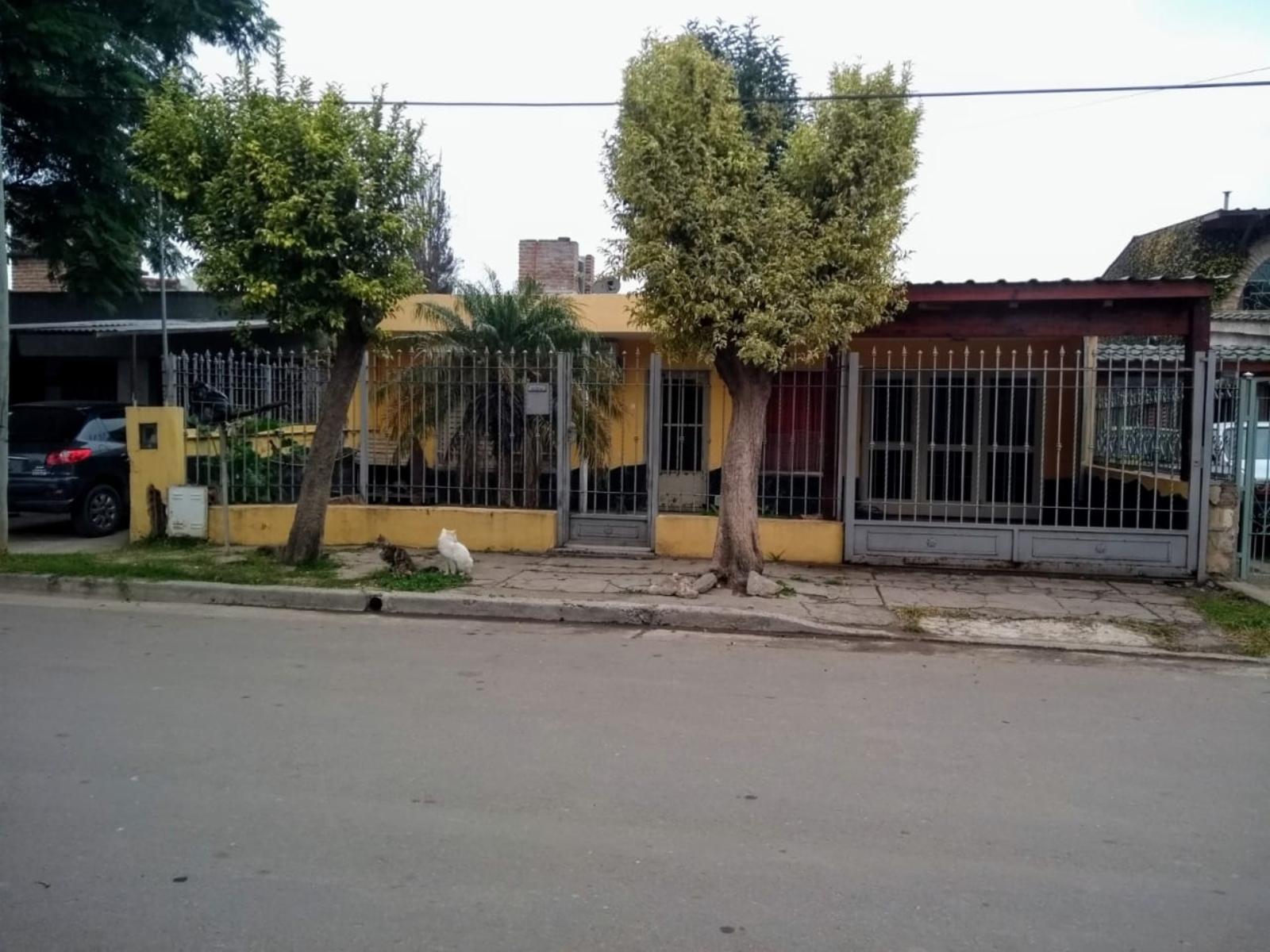 Ref. #436590 - VENDO O PERMUTO CASA DE 4 DORMITORIOS EN BARRIO PARQUE LICEO 3 SECCIÓN