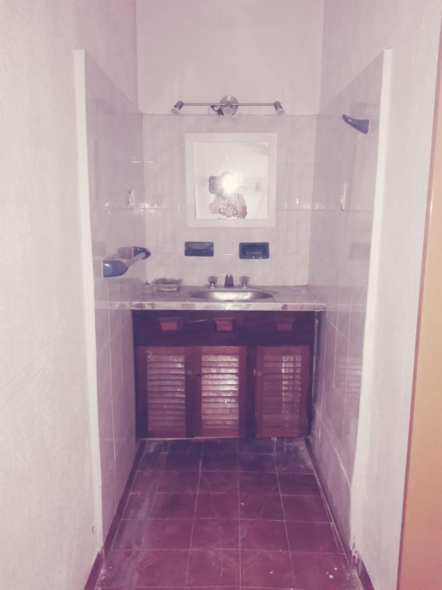 ALQUILO EN VILLA TESEI CASA 3 AMB CON COCHERA Y PATIO. A 1 CUADRA DEL ACCESO OESTE