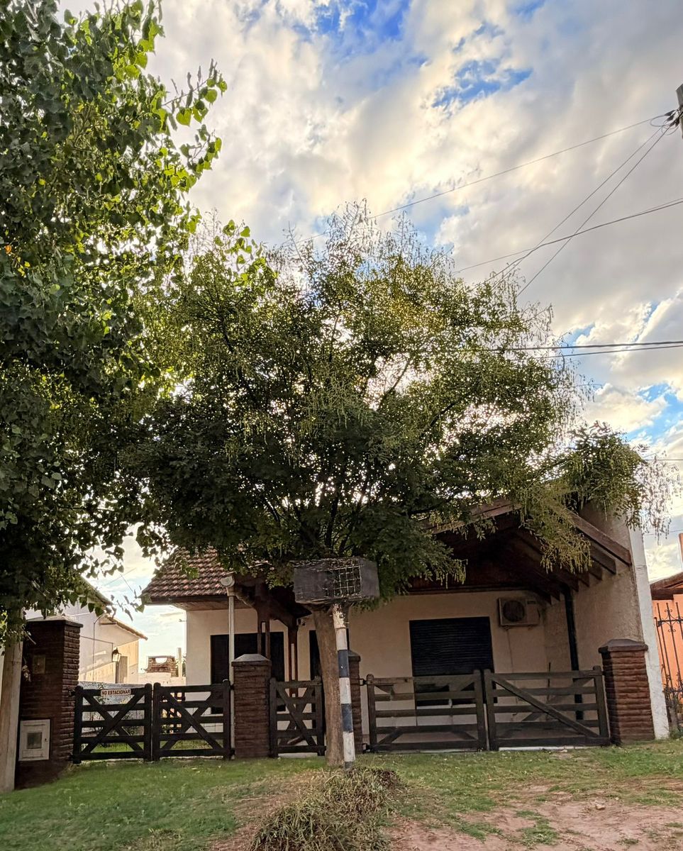 AMPLIA CASA CON EXCELENTE UBICACIÓN