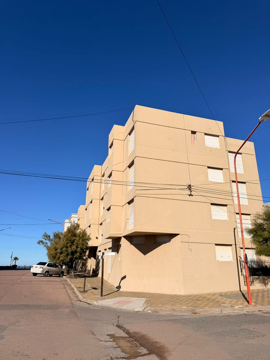 AMPLIO DEPTO A METROS DEL MAR Y DEL CENTRO CON COCHERA