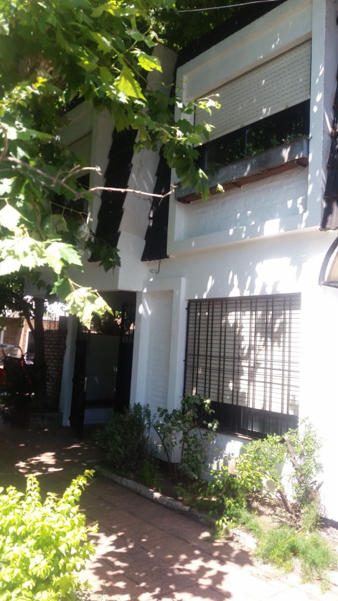 CASA EN ALQUILER CON 3 DORMITORIOS EN CASTELAR NORTE