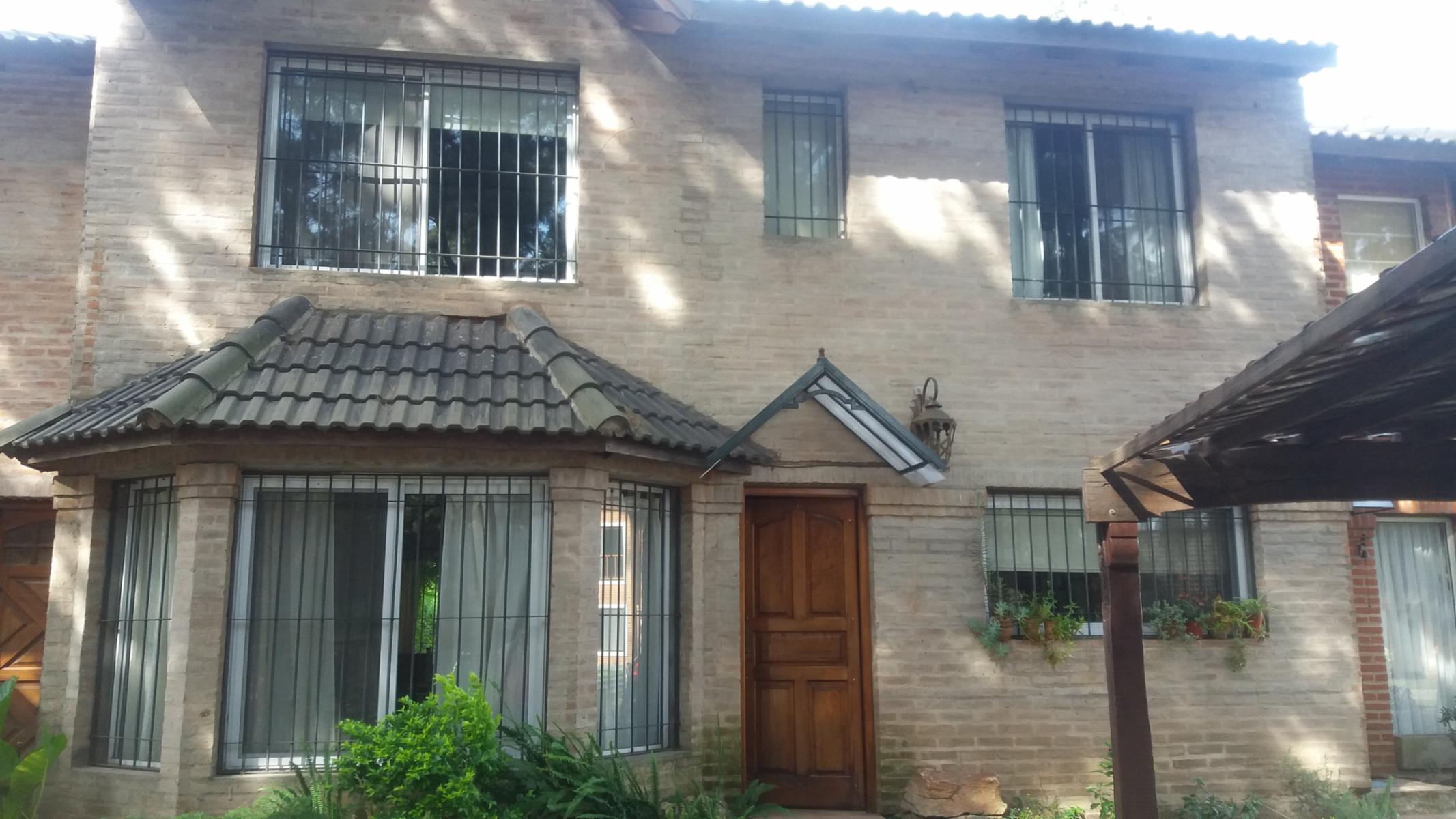 ITUZAINGO N. CHALET NORMANDO EN BARRIO CERRADO