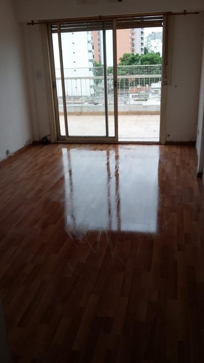 ALQUILO DEPTO AL FRENTE CON BALCON TERRAZA, COCHERA Y BAULERA