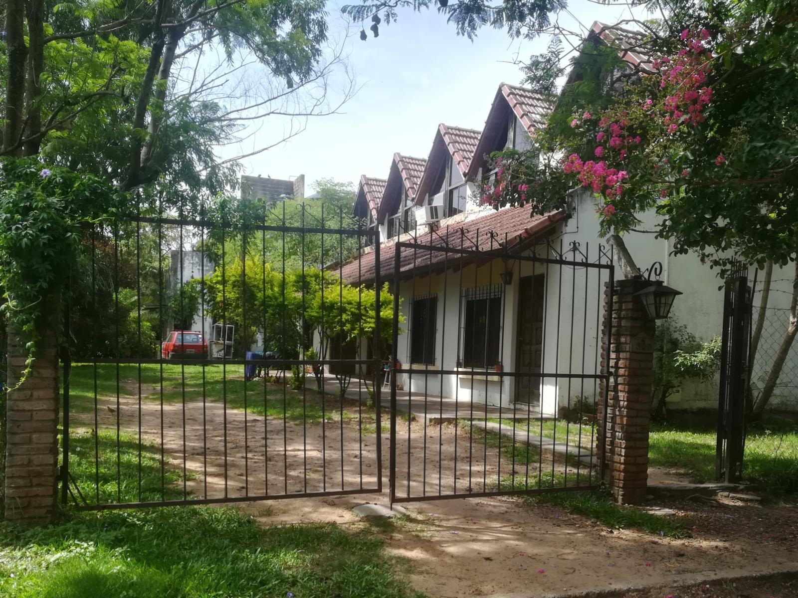 A la Venta. Valor SUPER REBAJADO. Ideal INVERSIONISTAS: 5 Duplex. Sobre asfalto. Con cruce de gas natural. Amplio Lote de 20 x 32,30 (646 m2).  Excelente Precio. Factibilidad de Financiación.