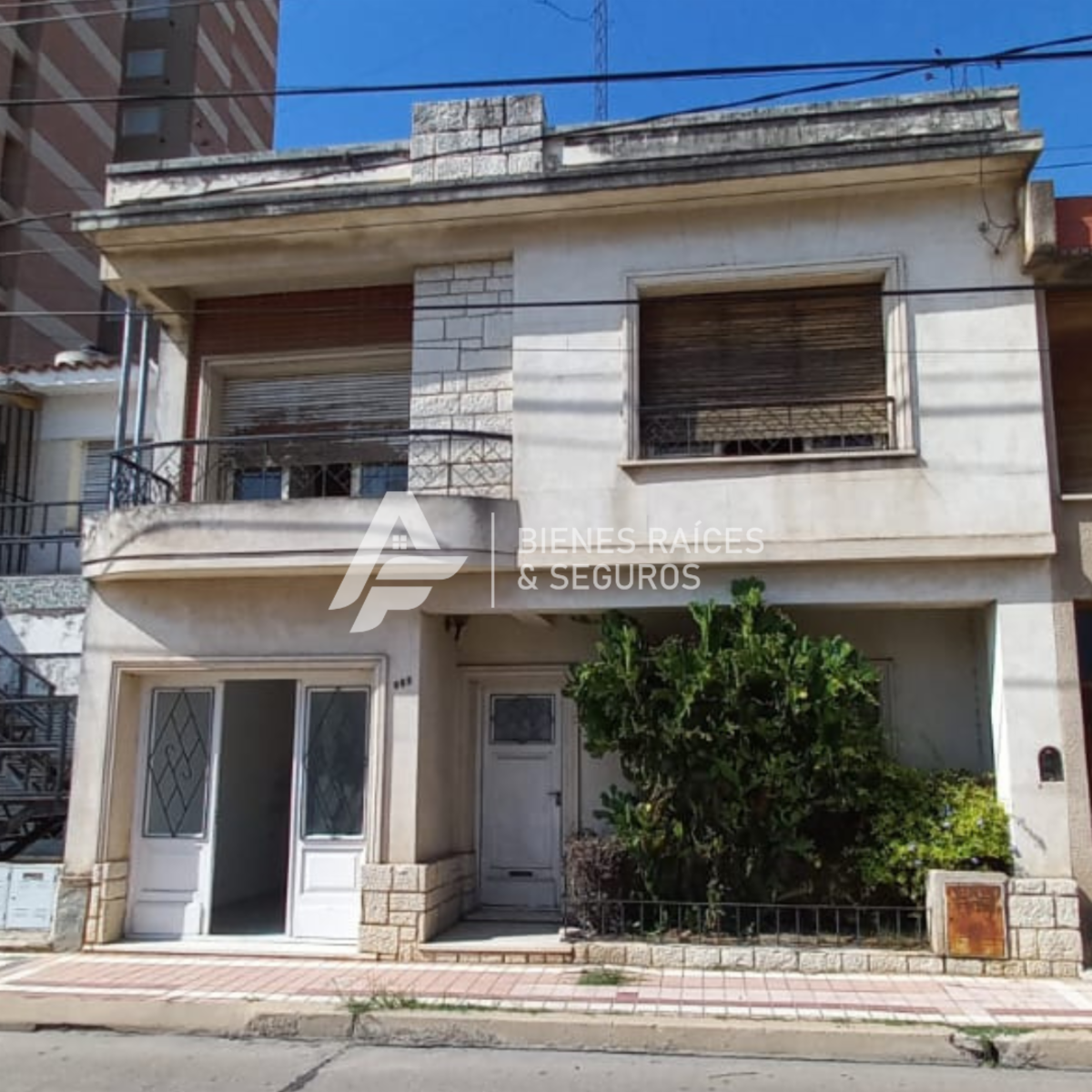 Casa en venta a refaccionar zona céntrica