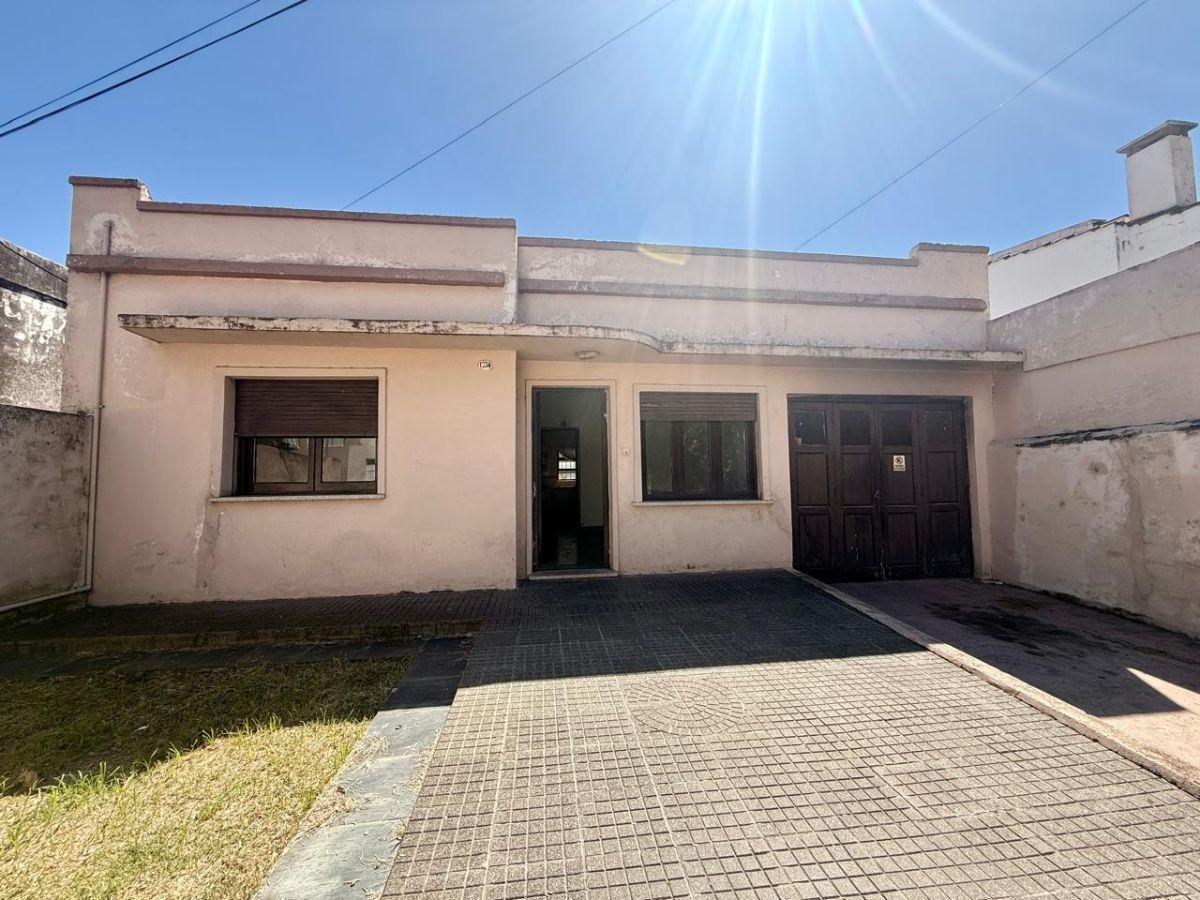 VENDO CASA - 2 HAB - AMPLIO TERRENO - ZONA OESTE