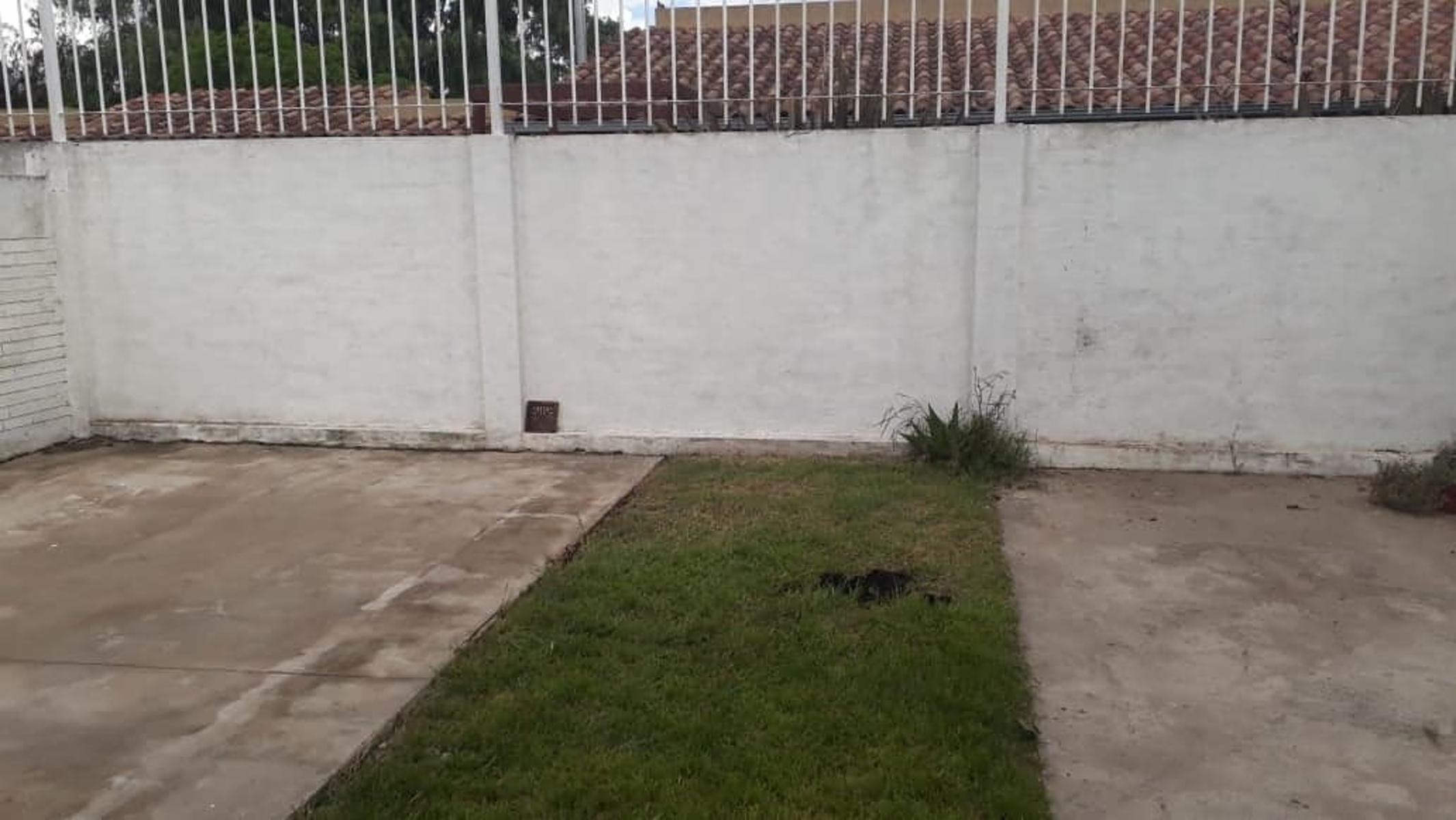 EXCELENTE CASA CON LOCAL EN BARRIO RESIDENCIAL