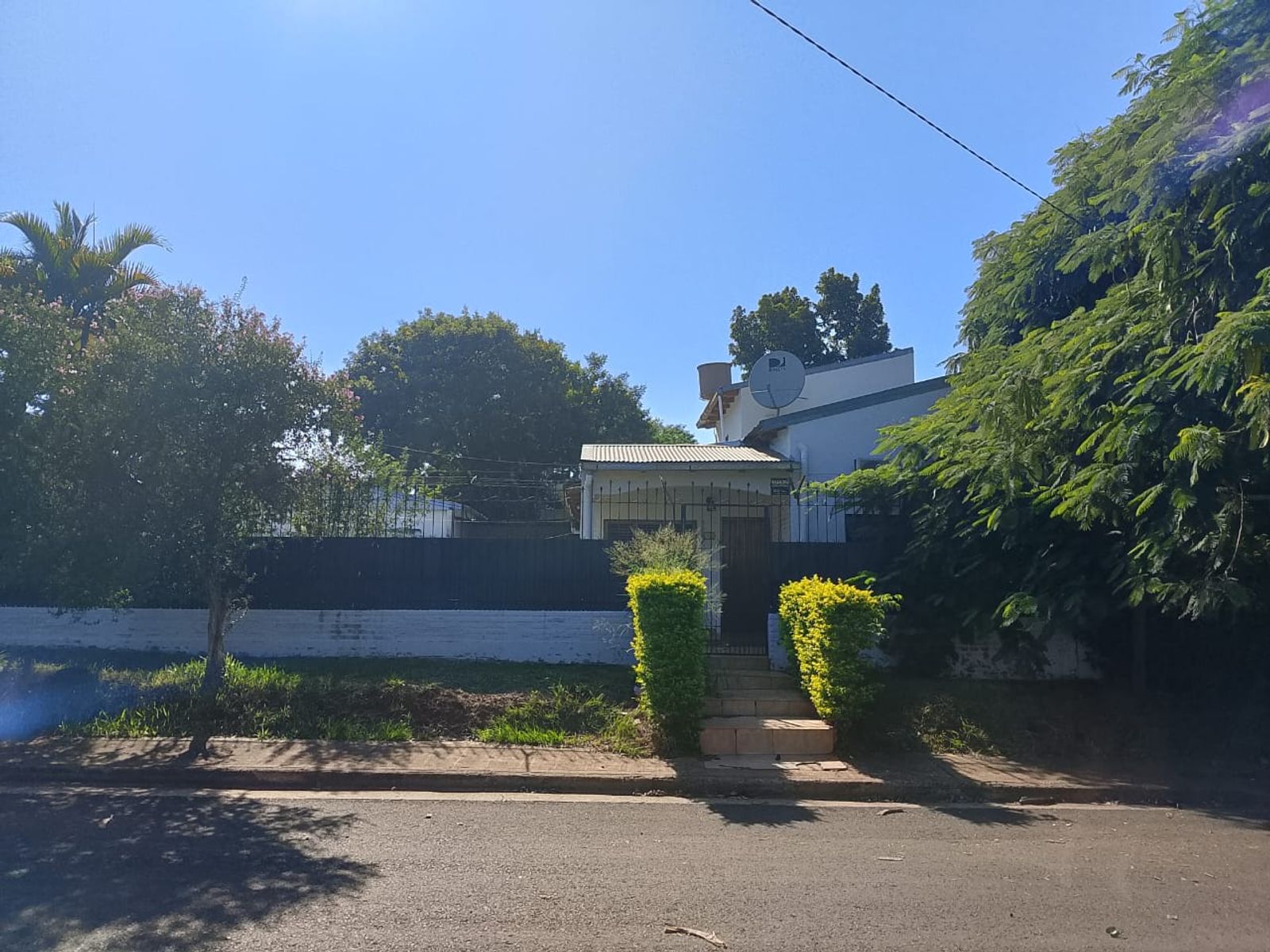 HERMOSA PROPIEDAD EN ESQUINA, CON 2 CASAS PARA USO PROPIO O RENTA