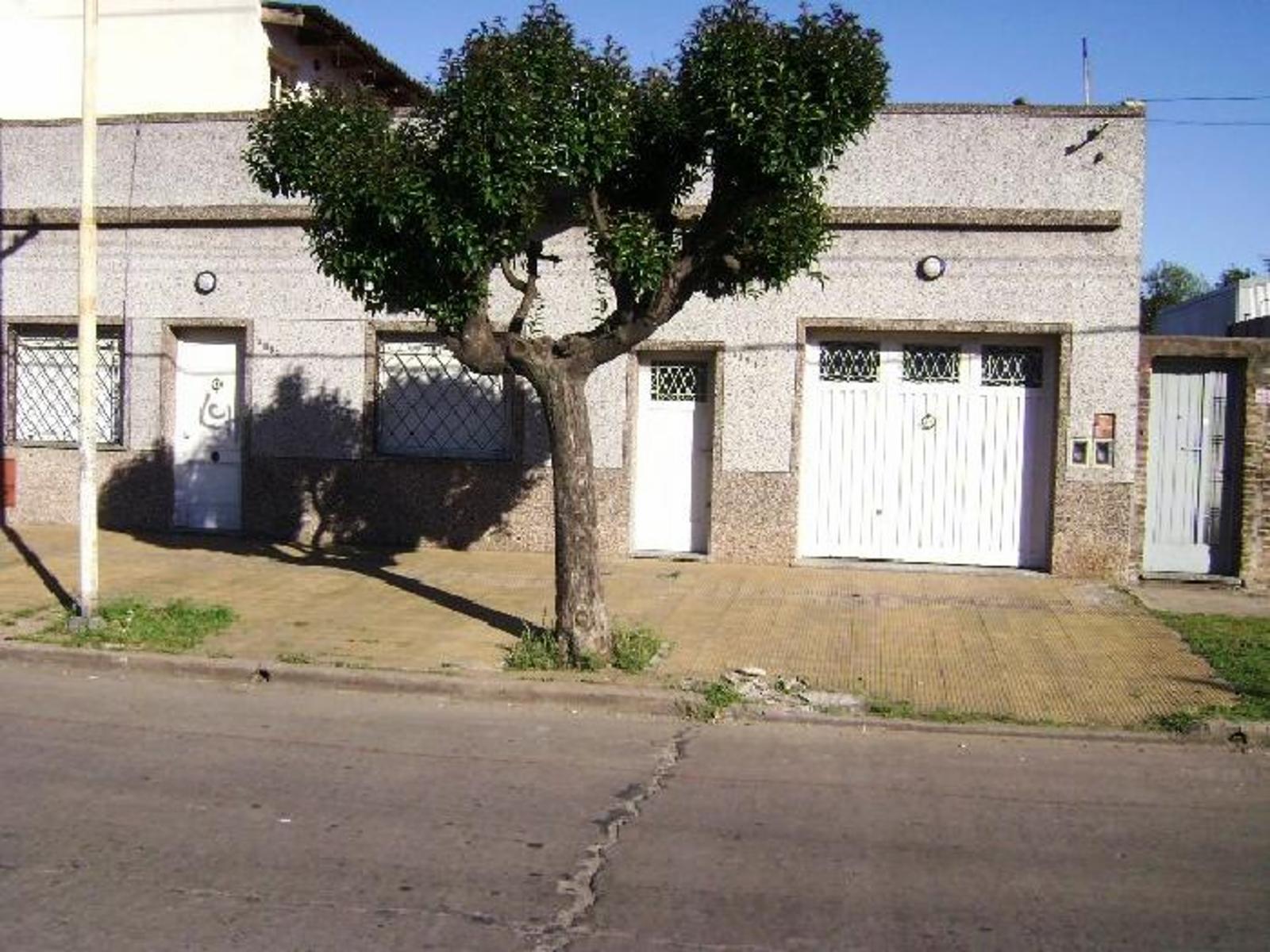 Tipo casa dos ambientes en San Justo, Barrio san Nicolas . Venta