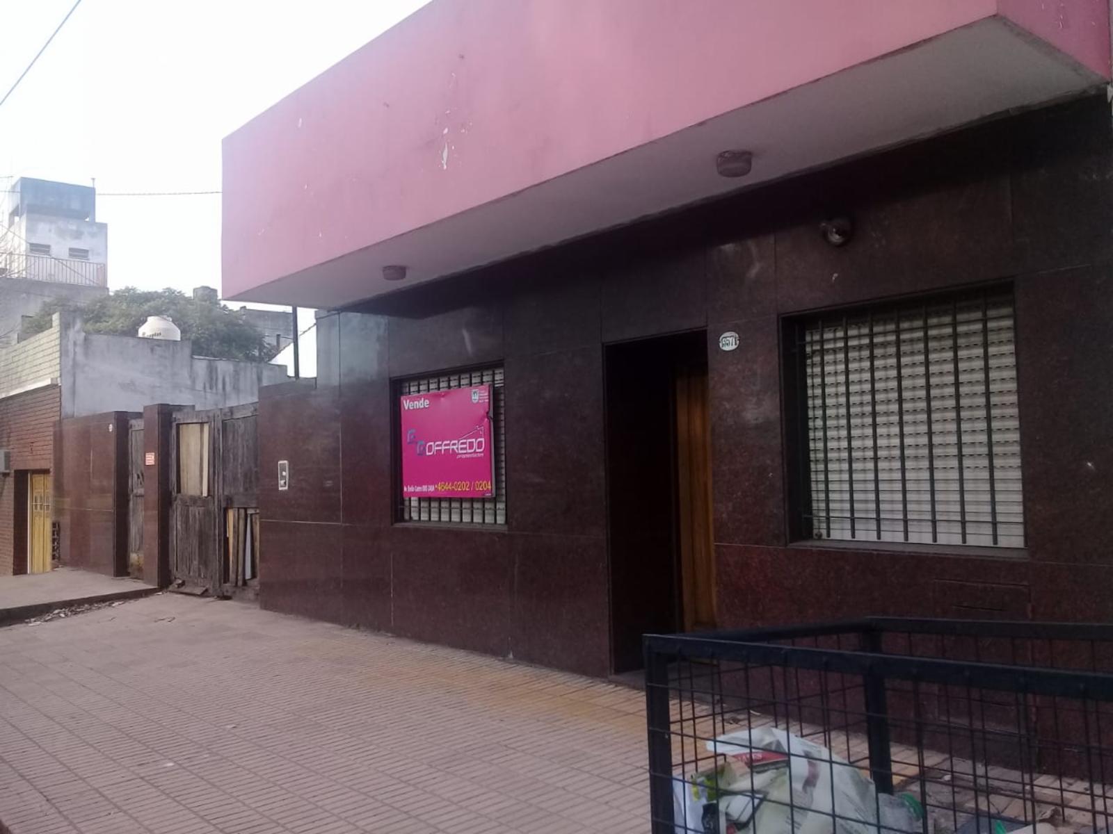 Casa multifamiliar sobre terreno doble ,en Colectora Gra. Paz, villa Insuperable