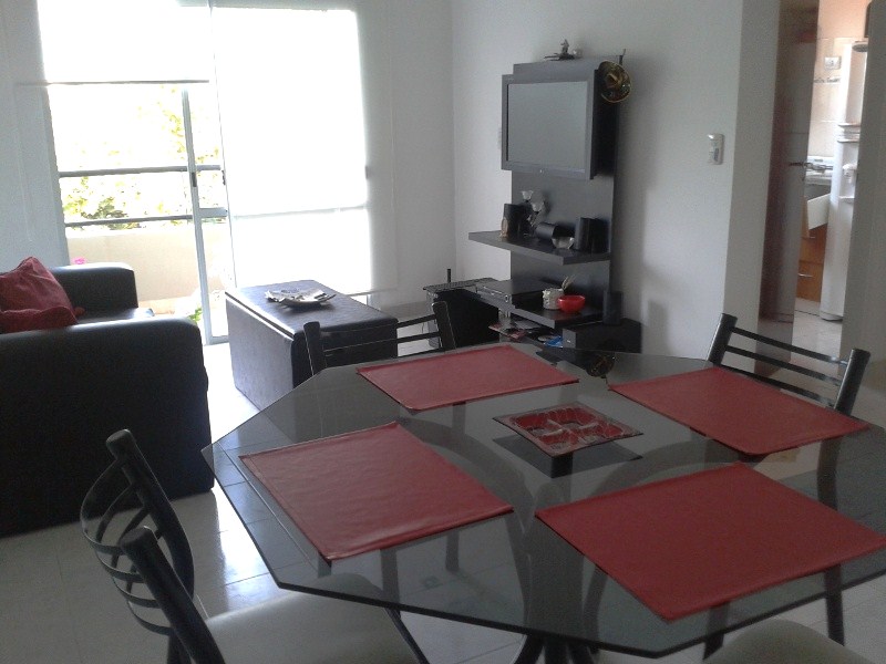 Dto. 3 amb. con balcón, excelente zona. Moron.