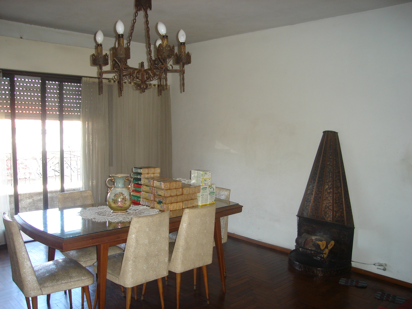 Casa 4 amb. con locales al frente sobre amplio lote, en importante avenida. Ituzaingo Sur.