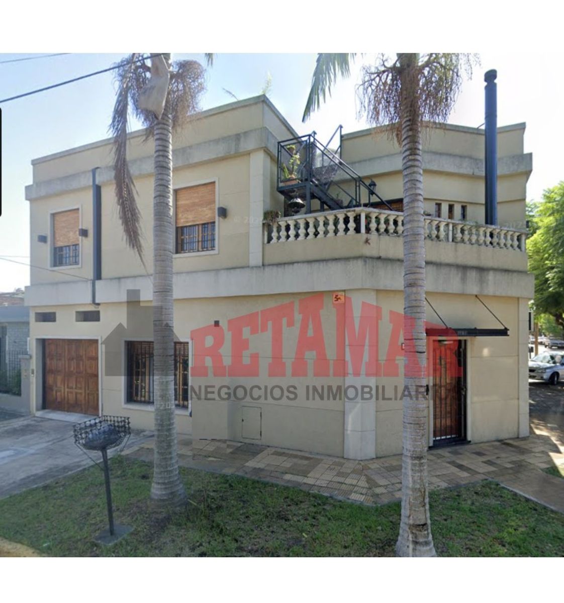 Casa en venta en Villa Luzuriaga, 3 ambientes con escritorio, garage y terraza con parrilla.