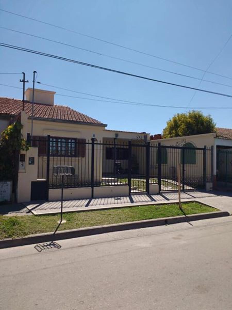Venta de propiedad en Bº Intersindical 4 D / 2 B + cochera + patio.