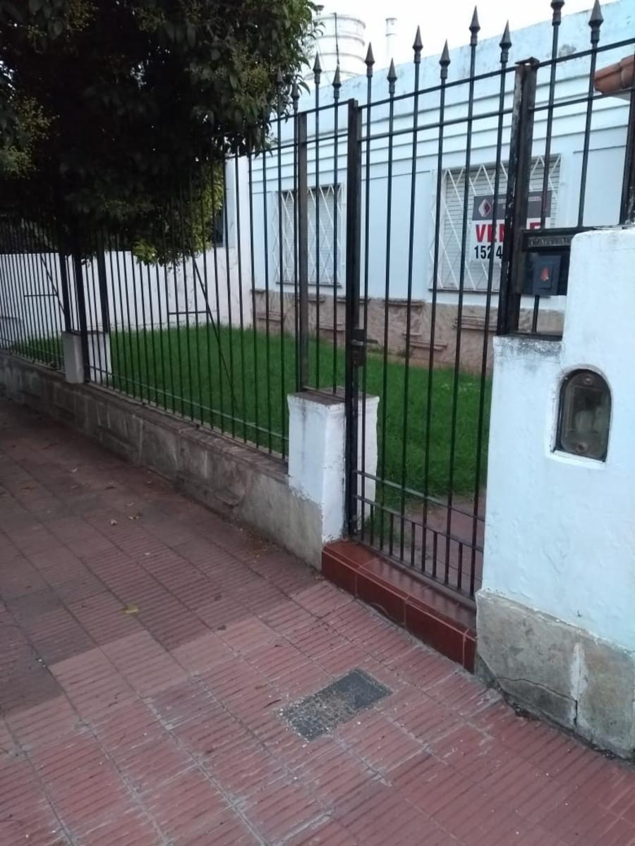 Se Vende Casa de 2 Dormitorios en Barrio Parque Chacabuco , a 2 cuadras del Shopping Villa Cabrera