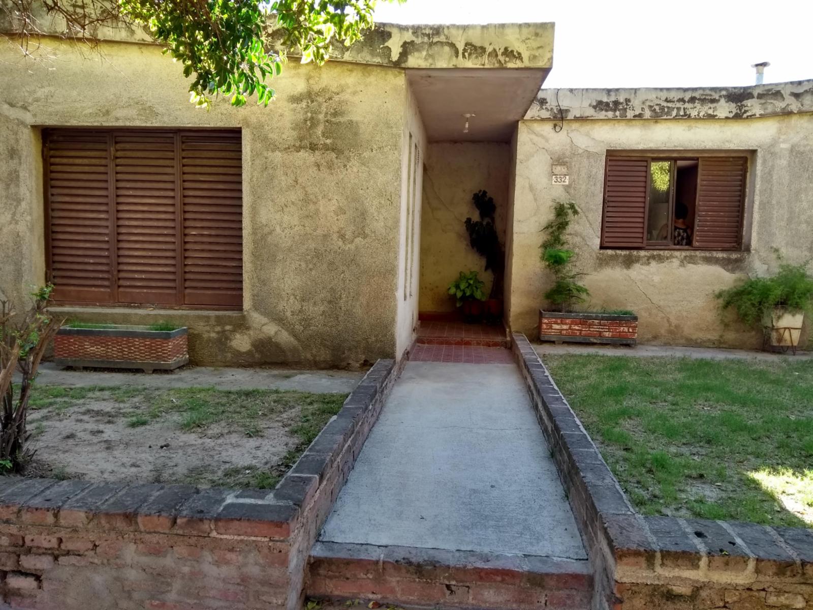 Se vende casa de 3 dormitorios en Bº Las Palmas a 2 cudras de la Av Duarte Quiroz - A Restaurar