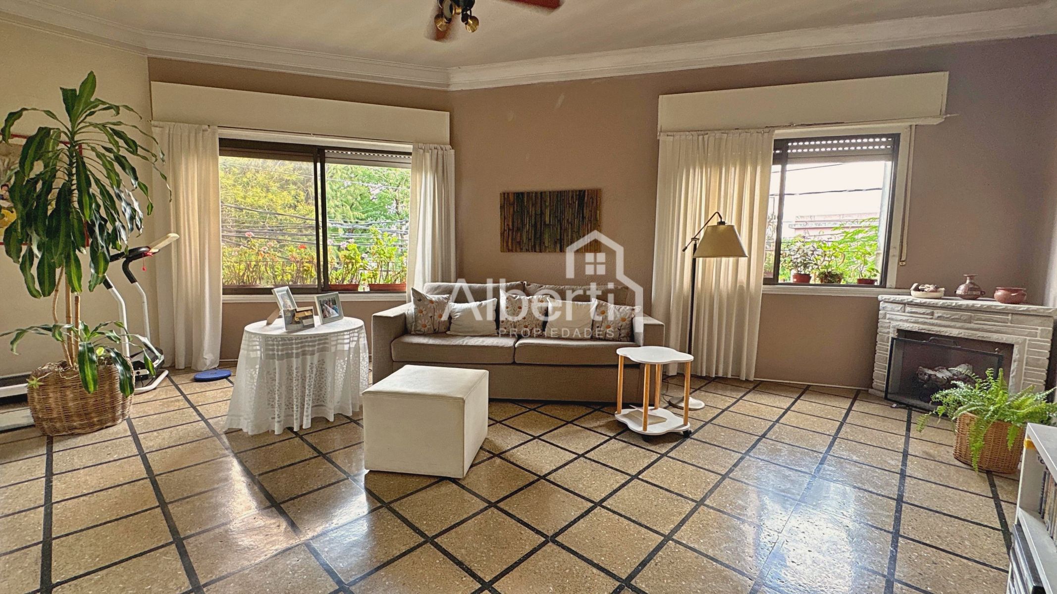 VENTA P.H. 4 AMBIENTES EN HAEDO NORTE CON PATIO Y GARAJE CUBIERTO.