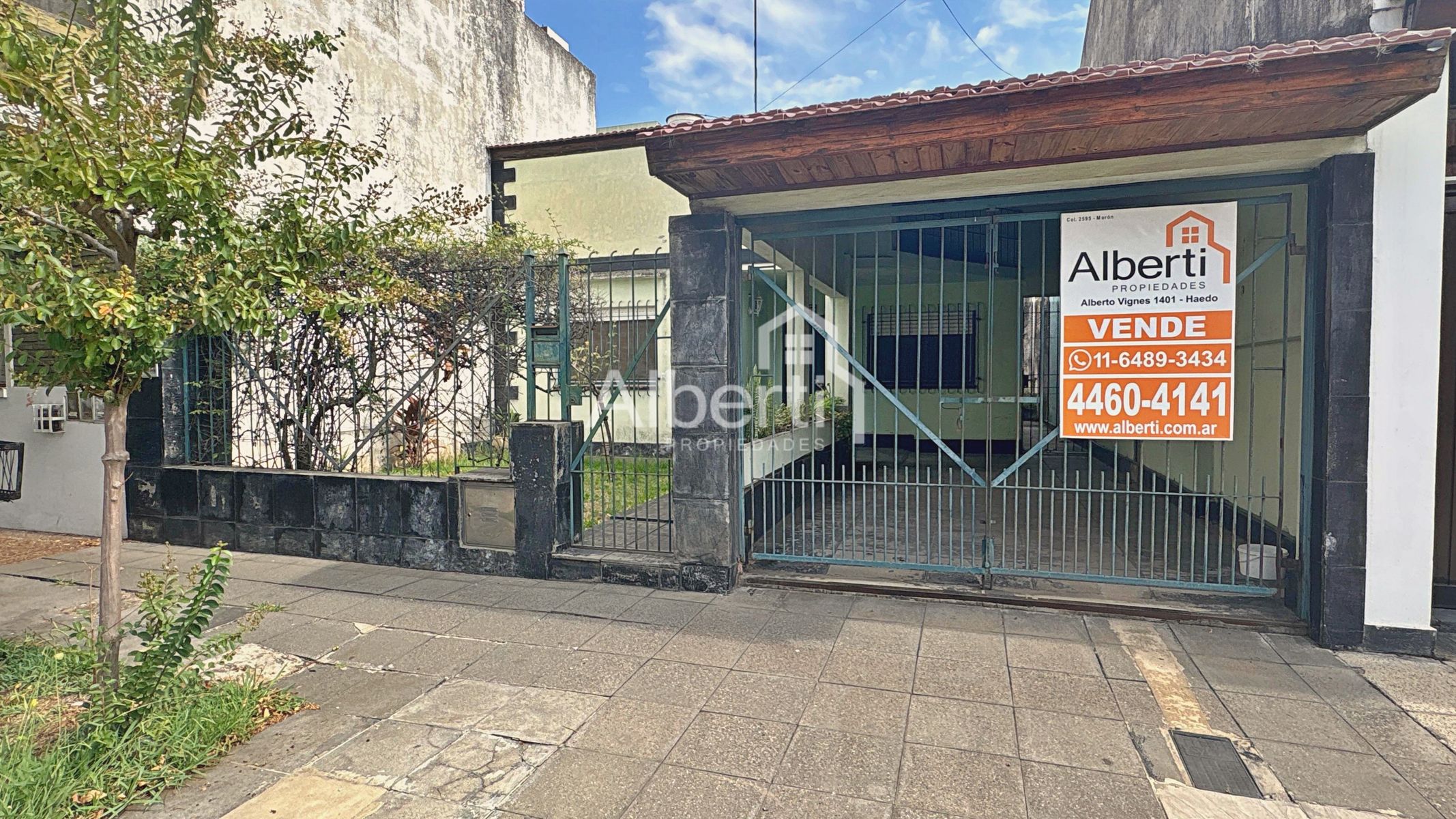 VENTA CASA 4 AMBIENTES CON PARQUE EN HAEDO NORTE.