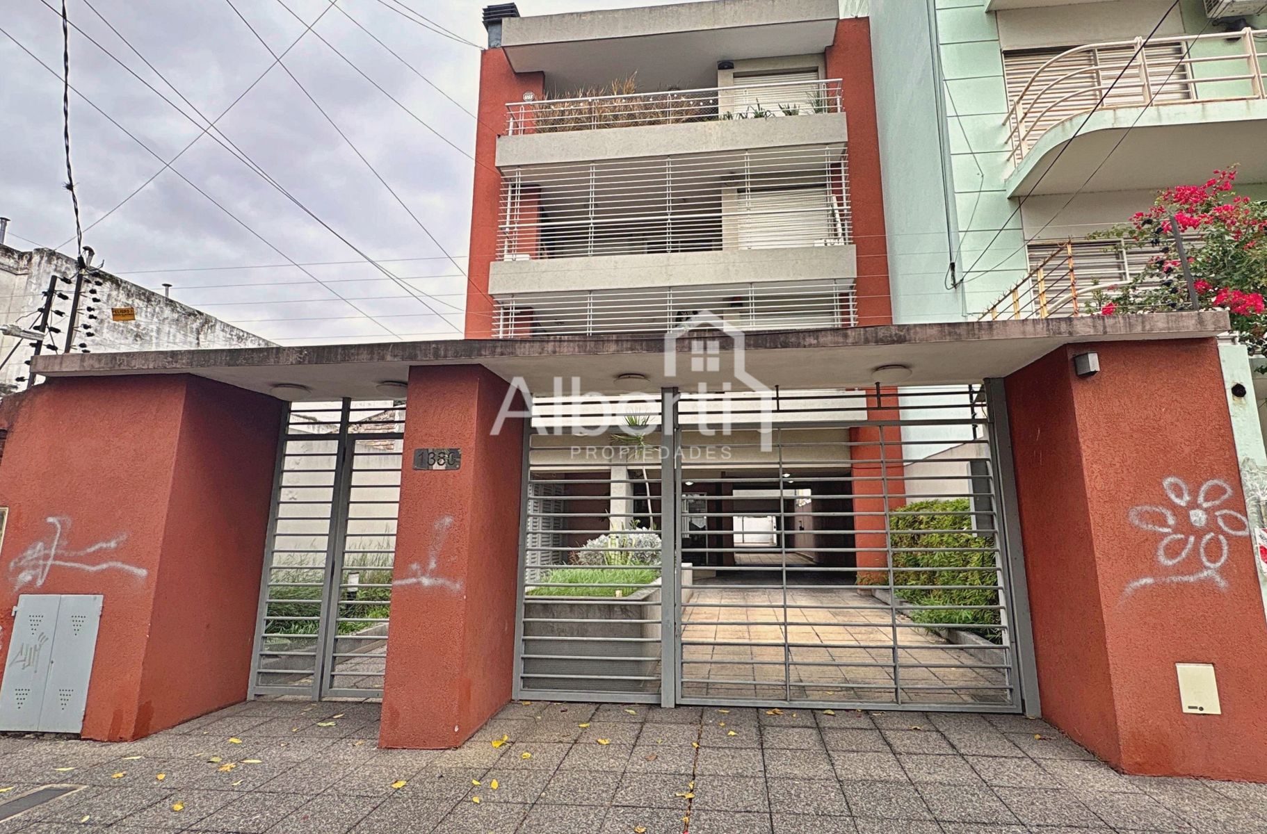 ALQUILER DEPARTAMENTO 3 AMBIENTES DE CATEGORÍA CON COCHERA EN HAEDO NORTE.