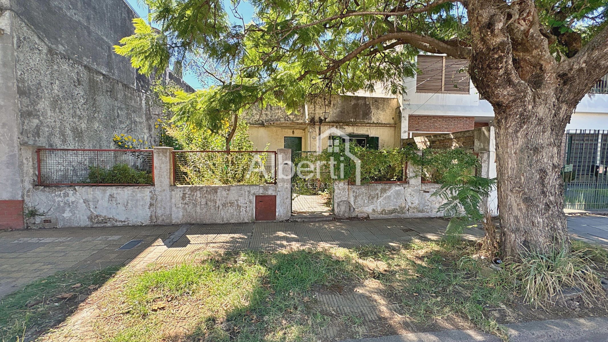 VENTA PROPIEDAD A REFACCIONAR EN HAEDO NORTE SOBRE LOTE DE 360 M².