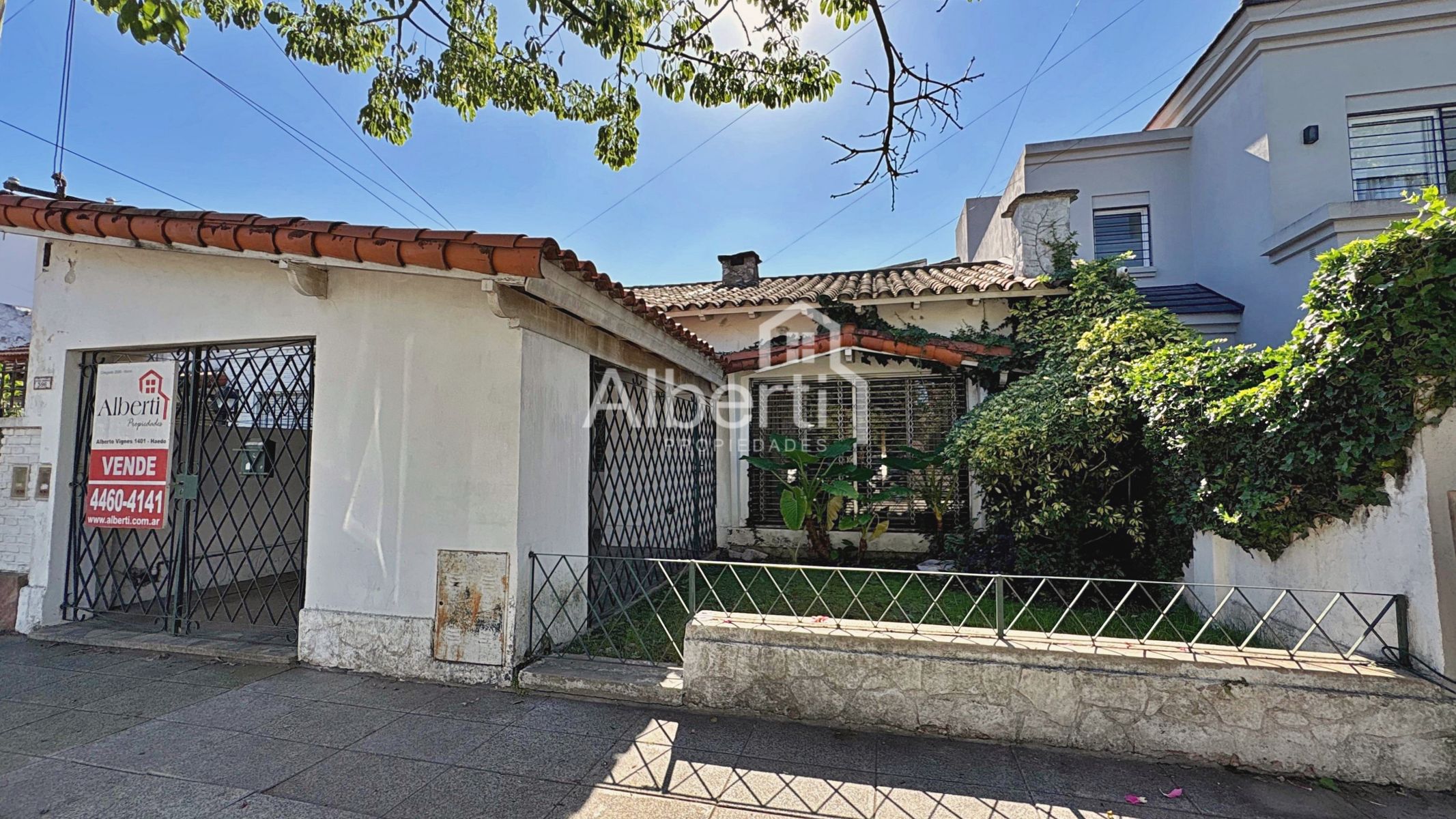 VENTA CHALET 4 AMBIENTES CON PARQUE EN HAEDO CHICO.