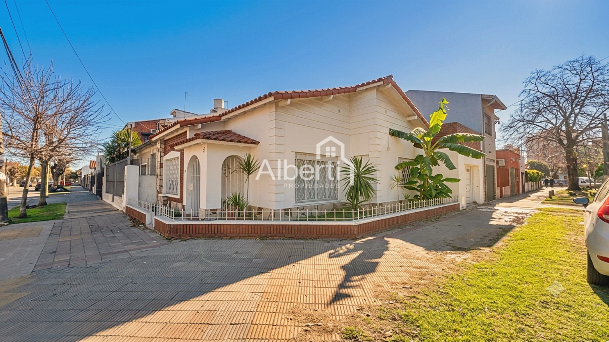 VENTA CHALET 3 AMBIENTES CON GARAJE EN HAEDO NORTE.