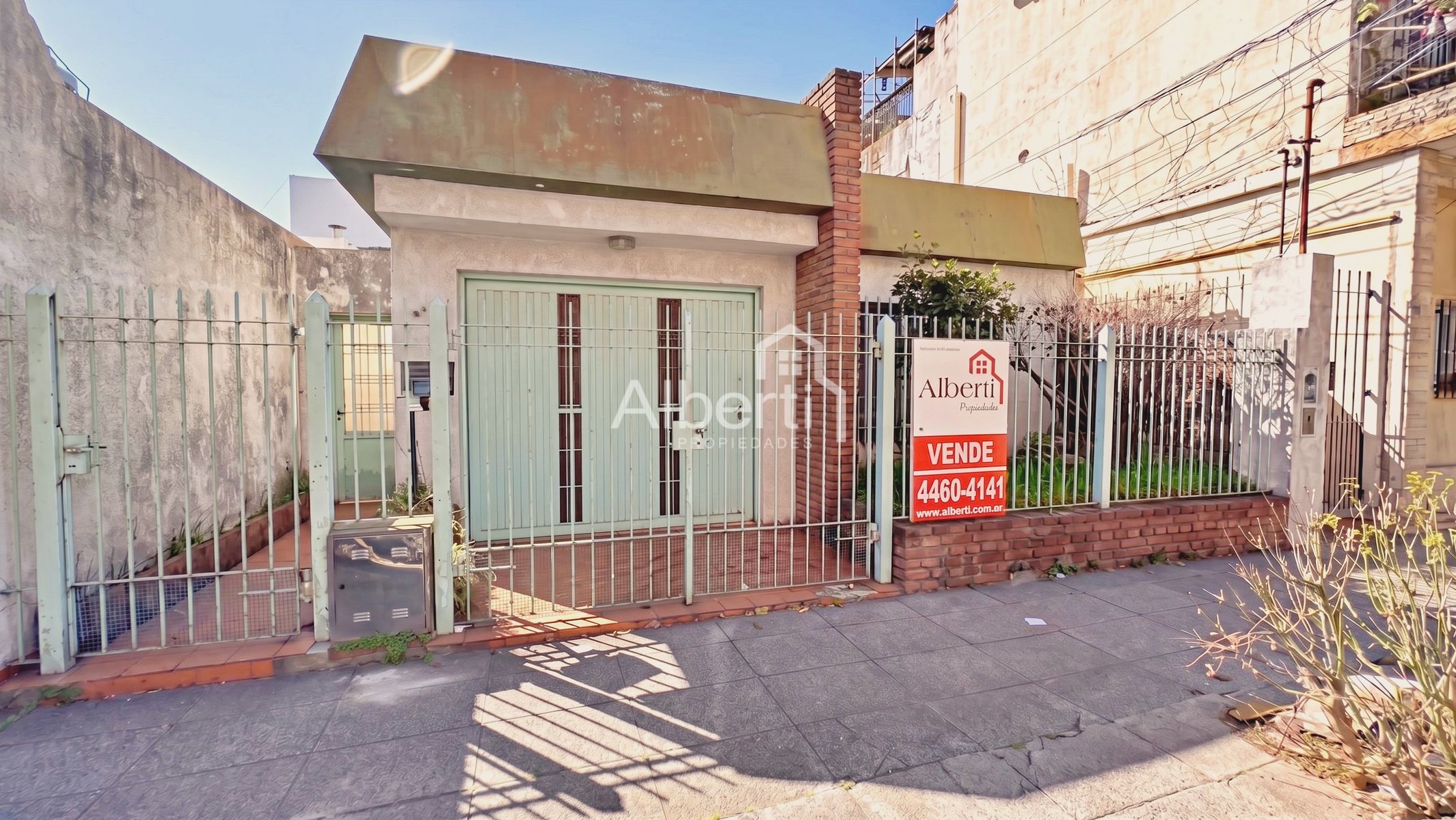 VENTA CASA 3 AMBIENTES EN HAEDO NORTE CON TERRAZA.