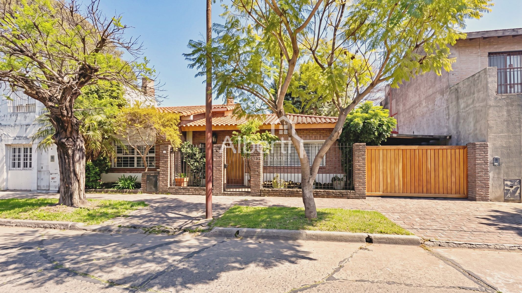 VENTA CHALET 4 AMBIENTES EN HAEDO NORTE CON GRAN PARQUE.
