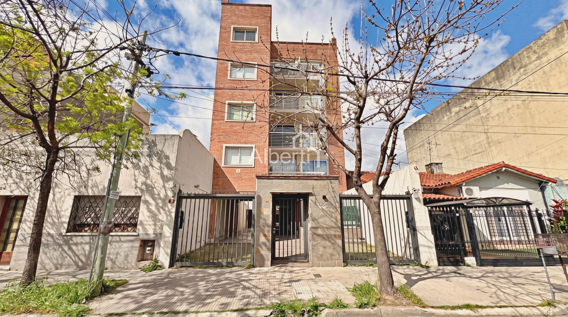 VENTA MODERNO DEPARTAMENTO 2 AMBIENTES CON COCHERA EN HAEDO NORTE.
