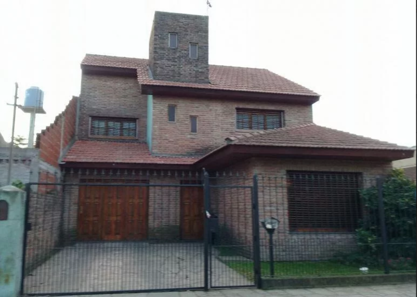 Santo Domingo al 700, Burzaco, Almirante Brown /CASA 5 HAMBIENTES