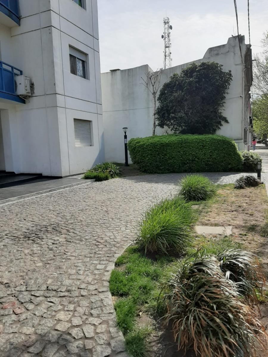 Luminoso departamento con balcón al contrafrente, en edificio con ascensor. A pasitos de plaza principal.