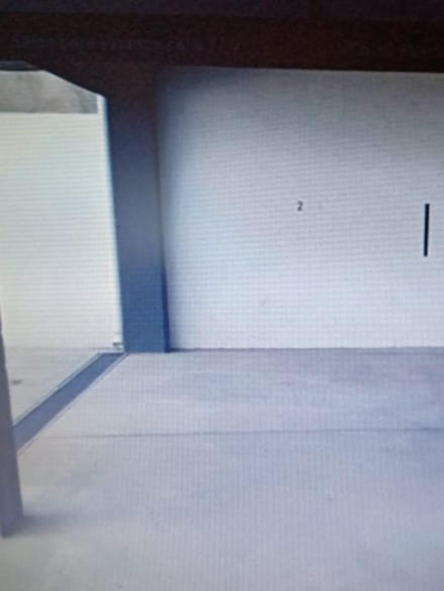 Cochera semicubierta.