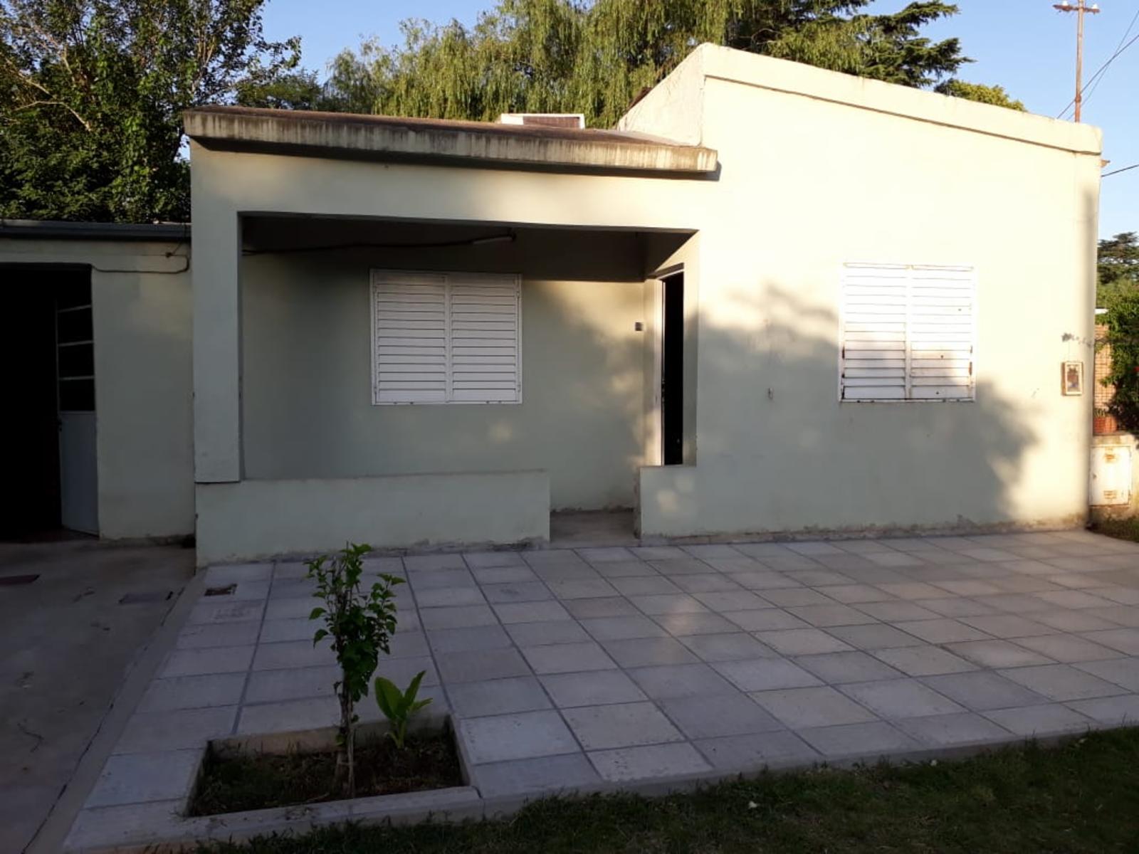 Modesta casa en Junín se PERMUTA por menor propiedad.