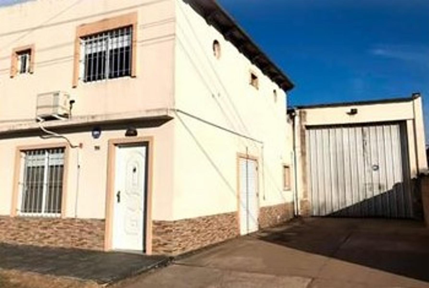 Venta de casa en dos plantas con depósito en Junín.