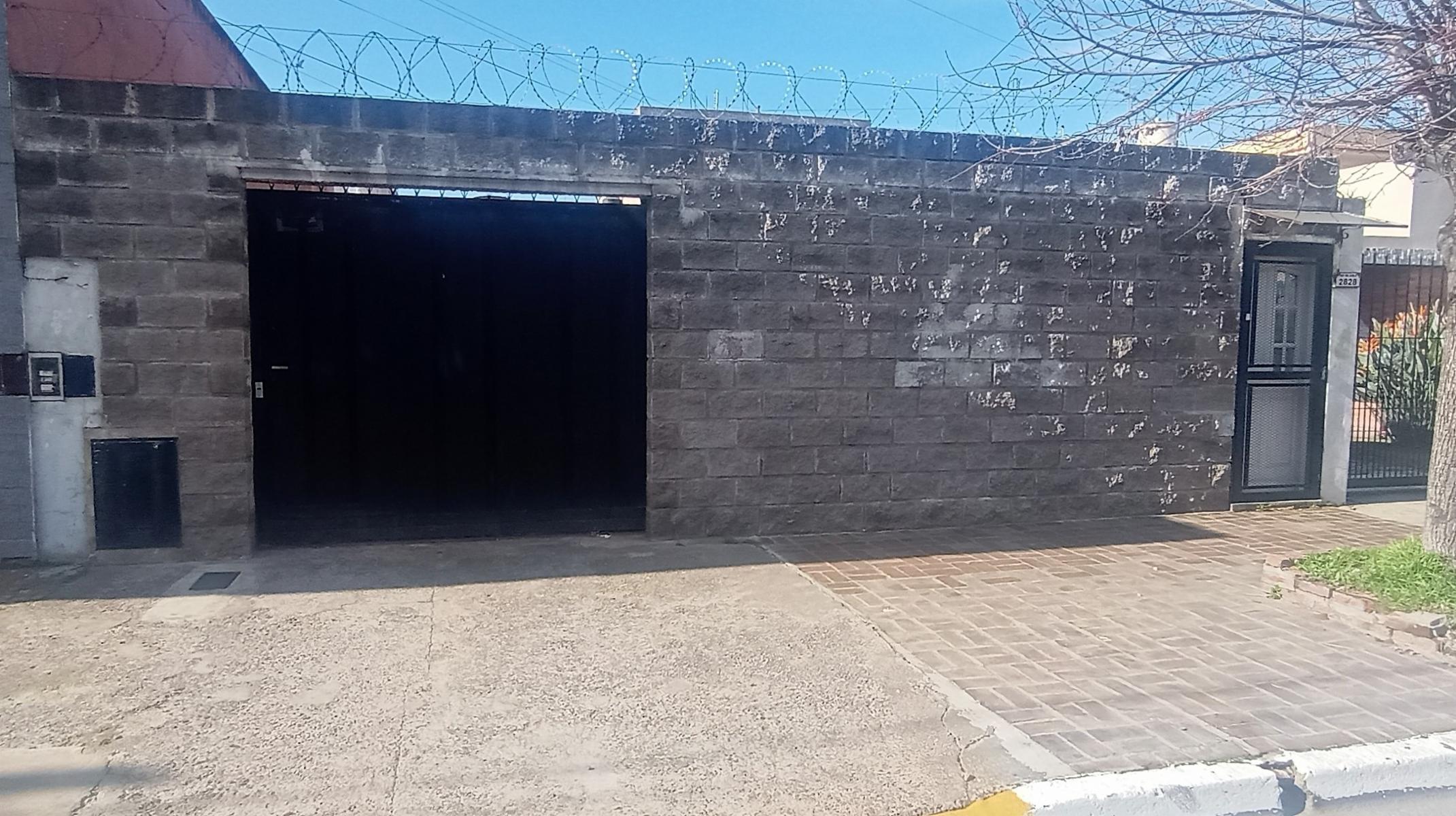 Alquiler de cocheras. Portón corredizo y techo cubierto, en centro deSanJusto. CONSULTE DISPONIBILIDAD