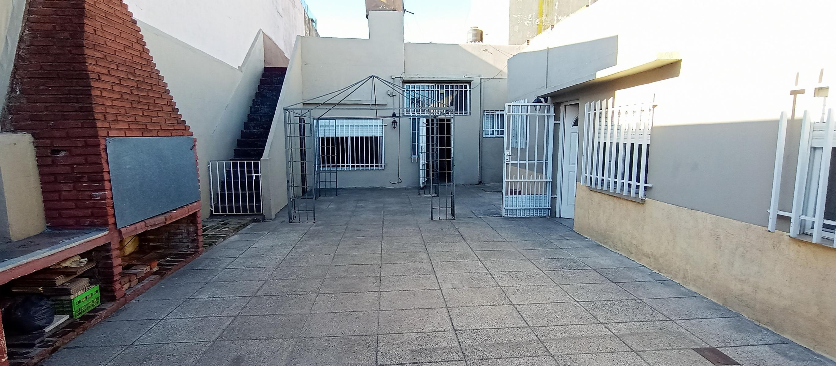 Casa de 3 ambientes + depto de 2 amb. con cochera en centro de San Justo.